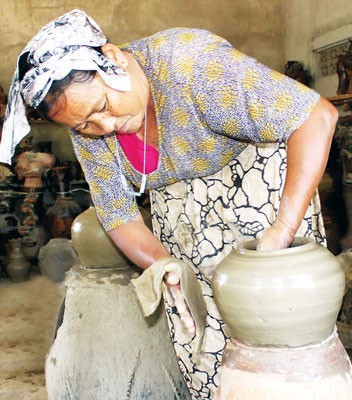 With skillful hands, the craftswoman makes a clay pot (Photo:SGGP)